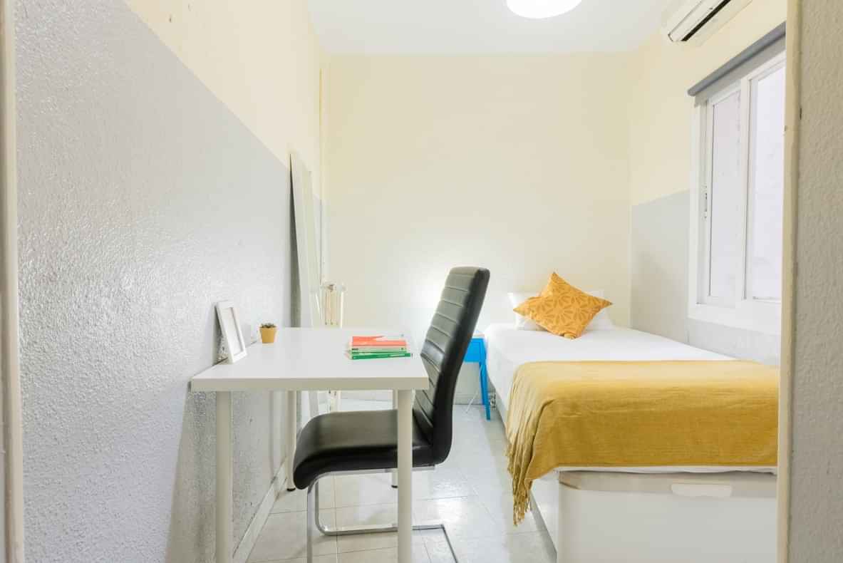 Bathroom?w=400&h=260&fit=crop&q=40&auto=format&trim=auto