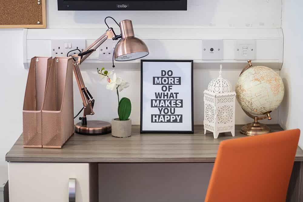 Exterior?w=400&h=260&fit=crop&q=40&auto=format&trim=auto