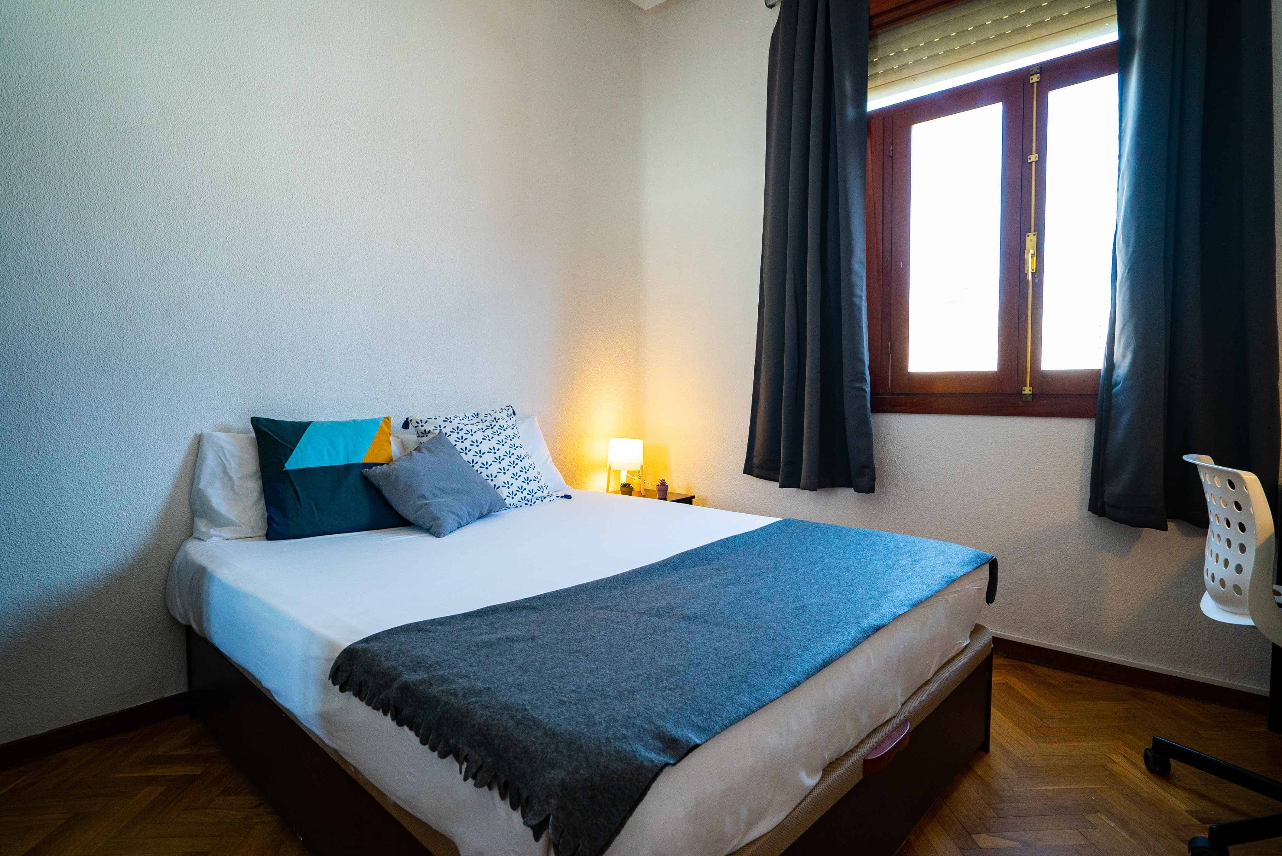 Bathroom?w=400&h=260&fit=crop&q=40&auto=format&trim=auto