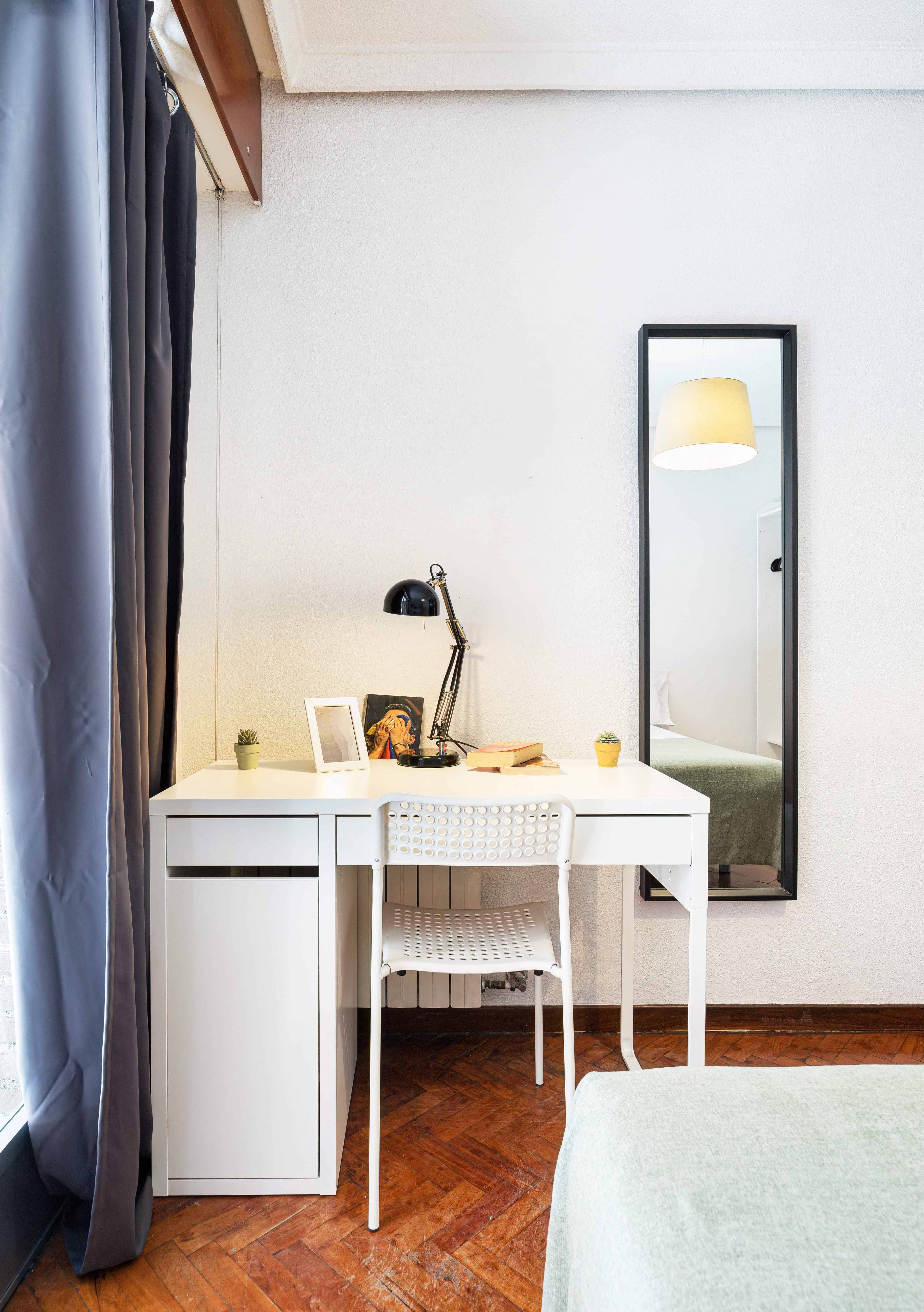 Bathroom?w=400&h=260&fit=crop&q=40&auto=format&trim=auto