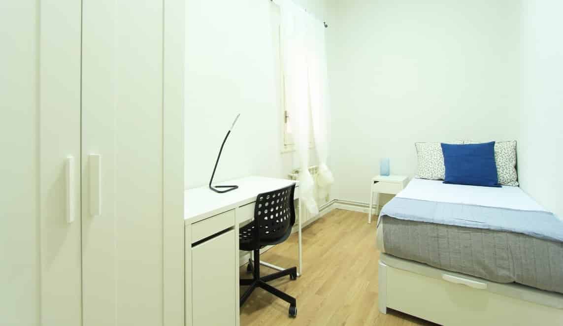 Room?w=400&h=260&fit=crop&q=40&auto=format&trim=auto