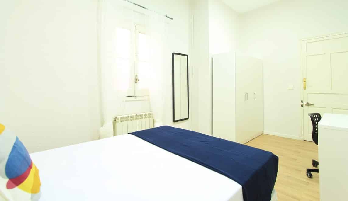 Room?w=400&h=260&fit=crop&q=40&auto=format&trim=auto