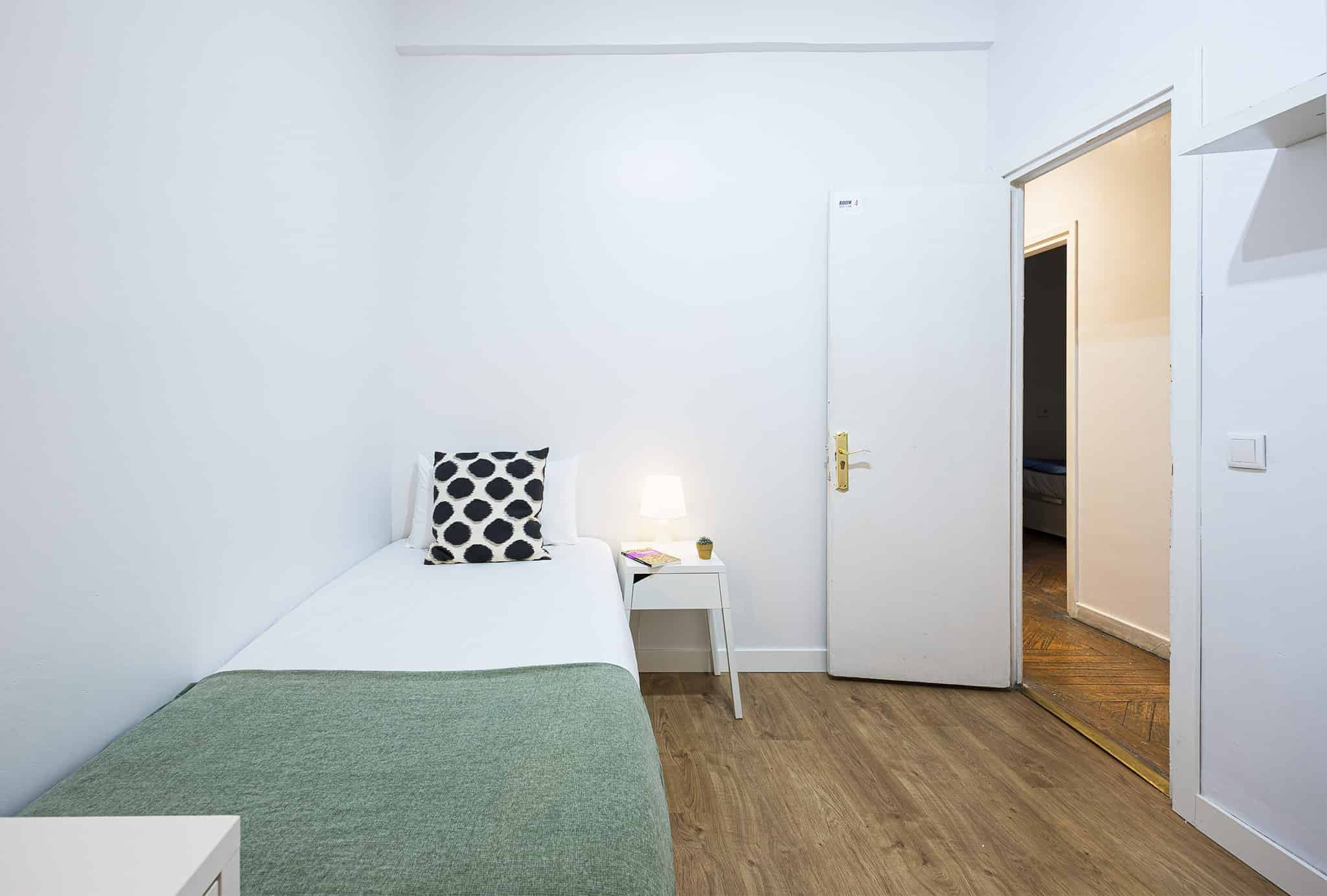 Bathroom?w=400&h=260&fit=crop&q=40&auto=format&trim=auto