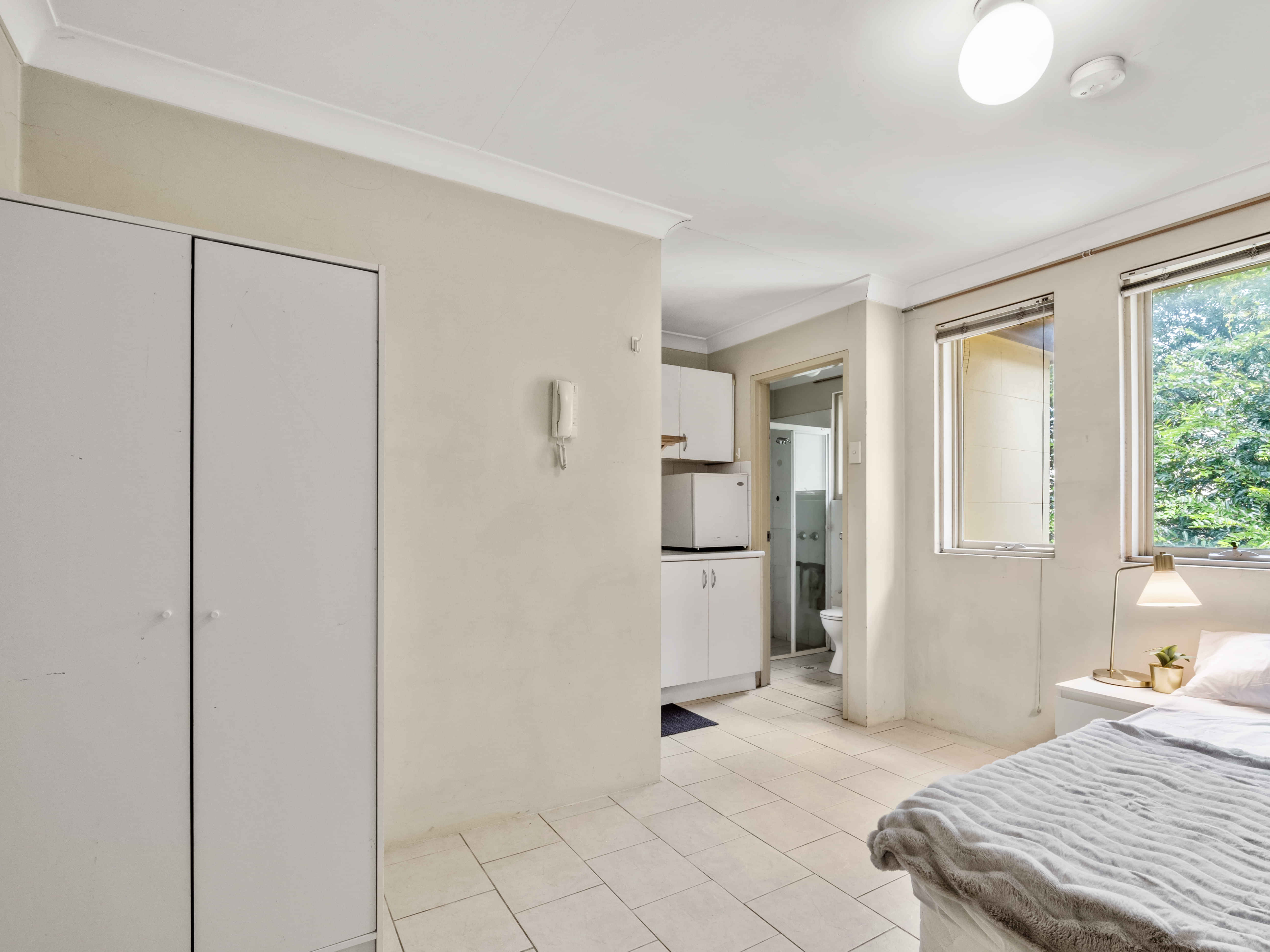 Exterior?w=400&h=260&fit=crop&q=40&auto=format&trim=auto