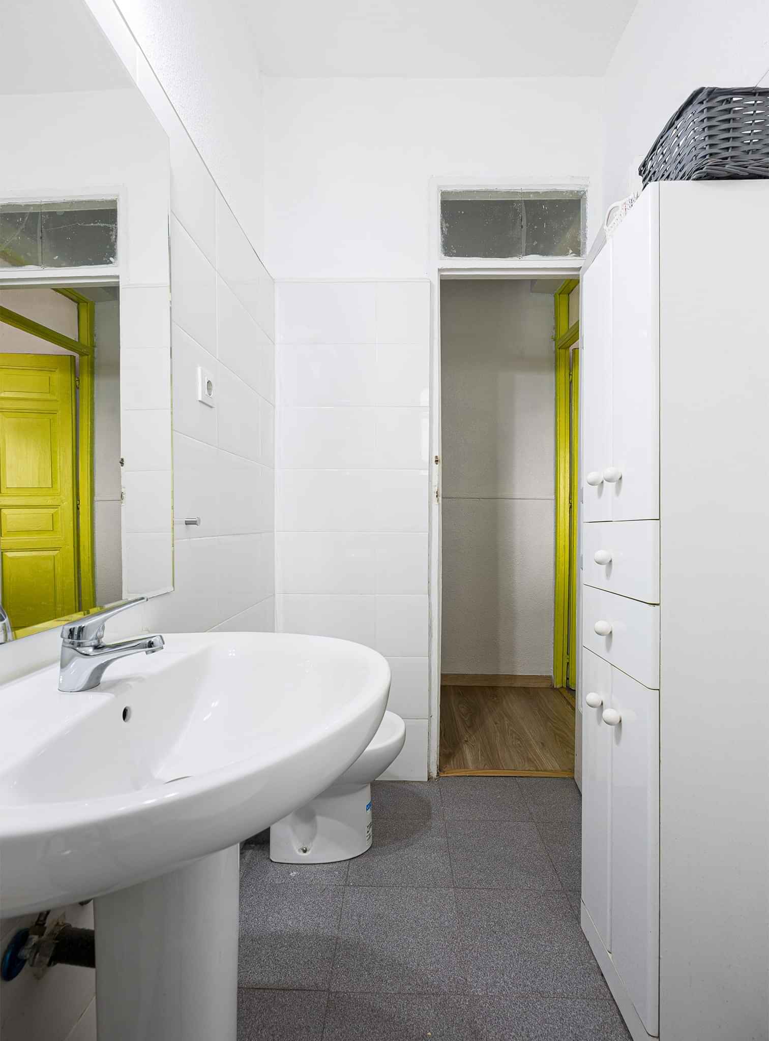 Plaza De La Marina Española, Madrid - Madrid, Spain - Bathroom