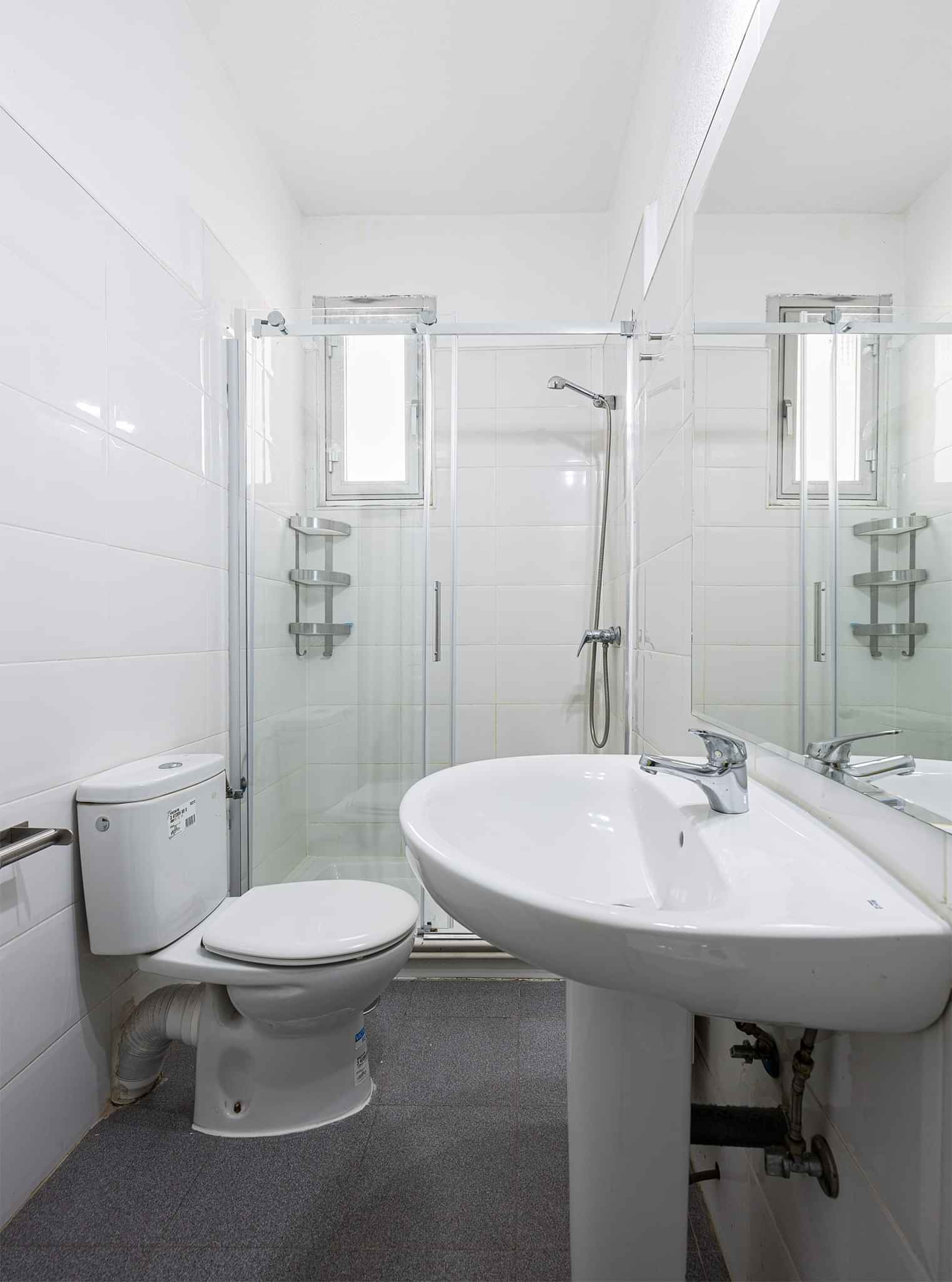 Plaza De La Marina Española, Madrid - Madrid, Spain - Bathroom