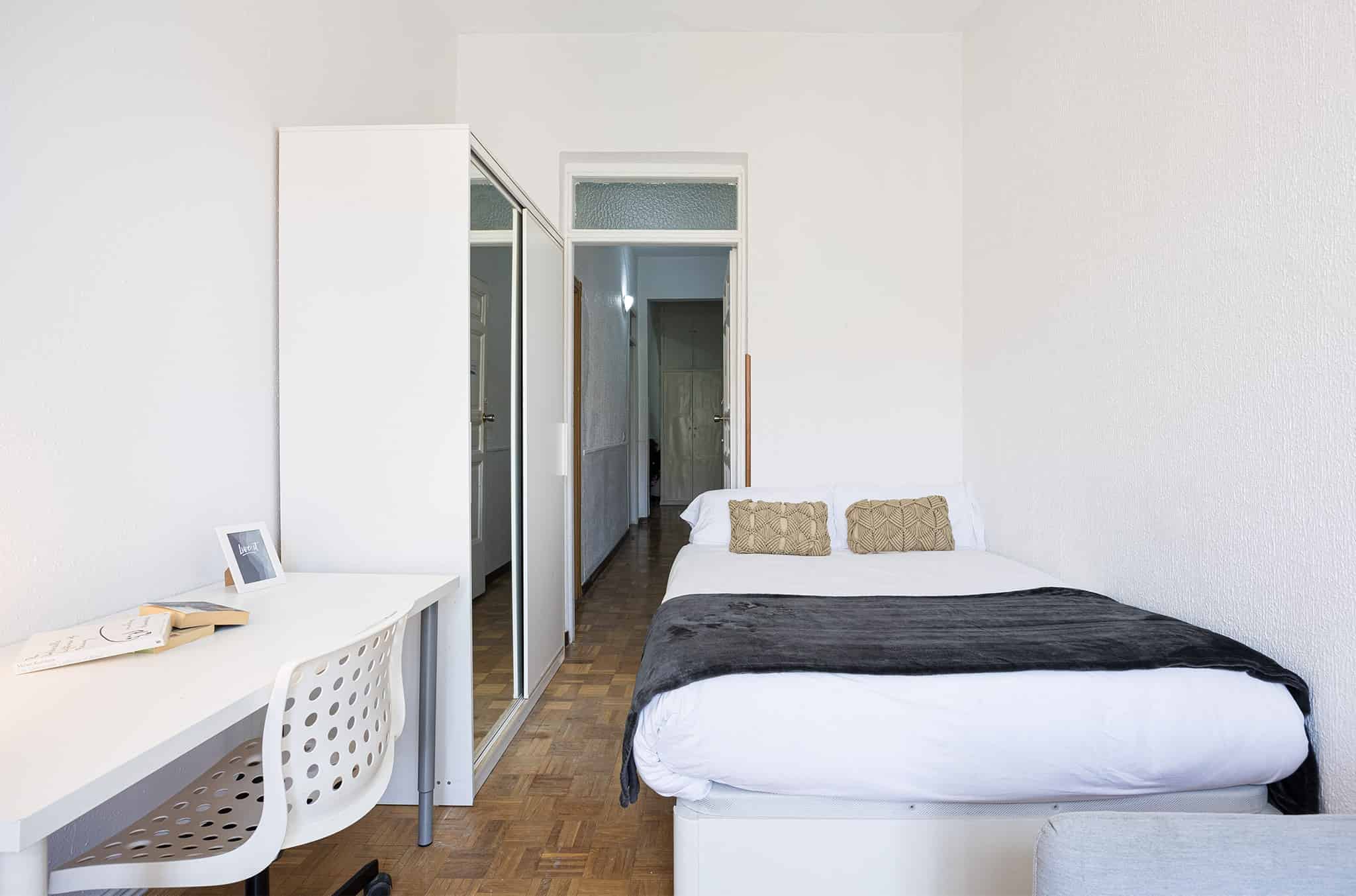 Bathroom?w=400&h=260&fit=crop&q=40&auto=format&trim=auto