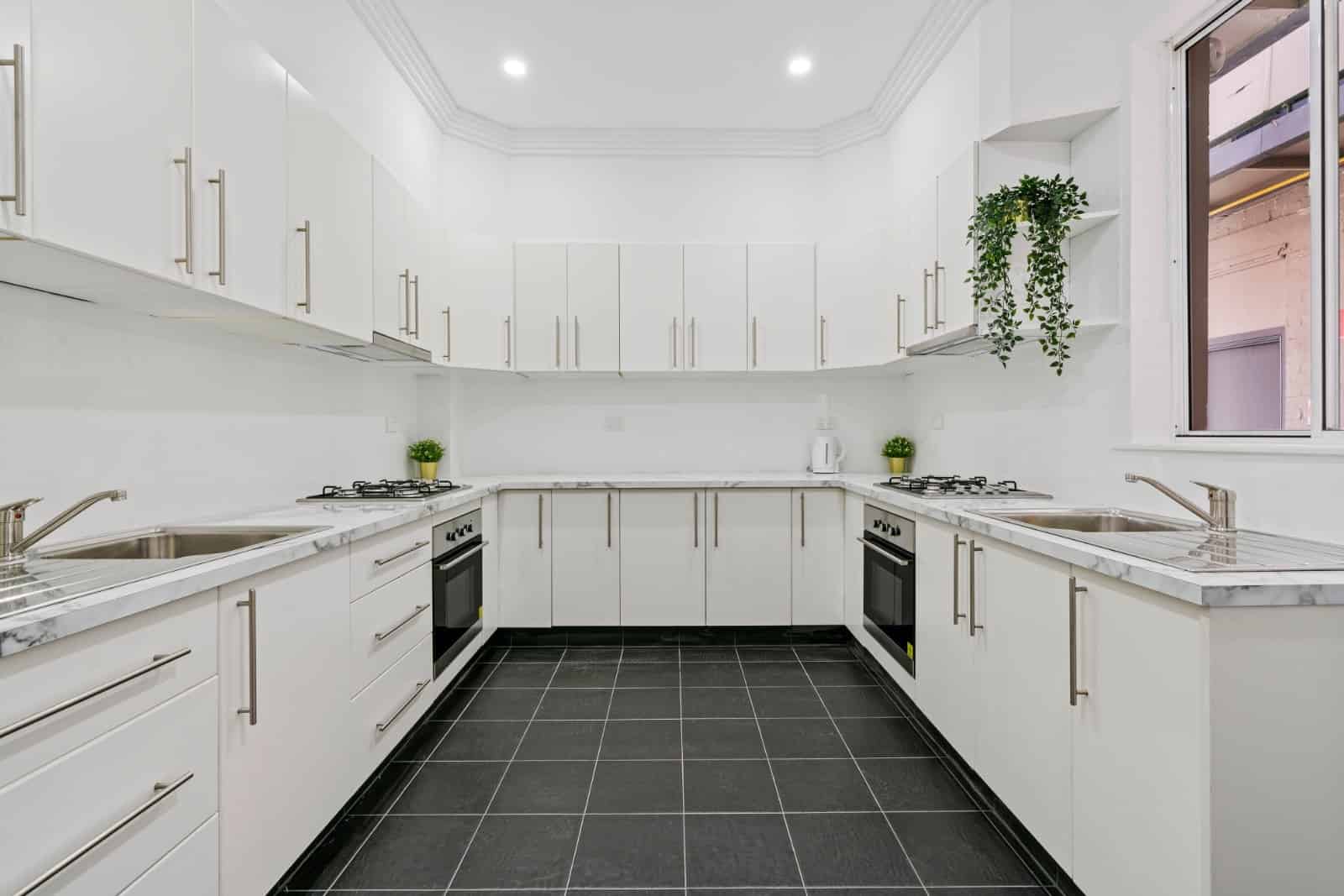 Kitchen?w=400&h=260&fit=crop&q=40&auto=format&trim=auto