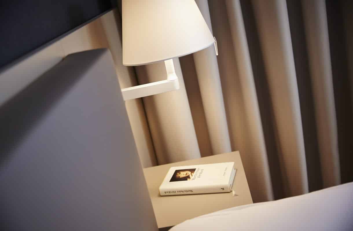 Room?w=400&h=260&fit=crop&q=40&auto=format&trim=auto