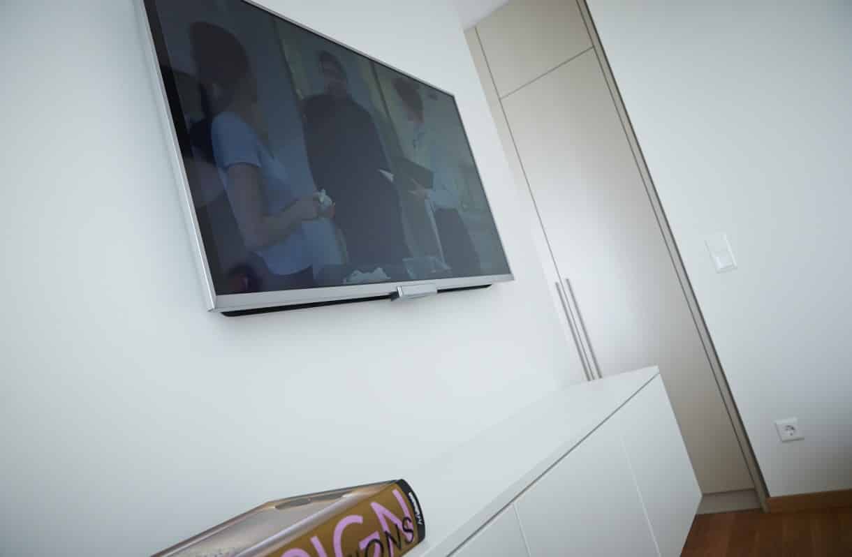 Room?w=400&h=260&fit=crop&q=40&auto=format&trim=auto