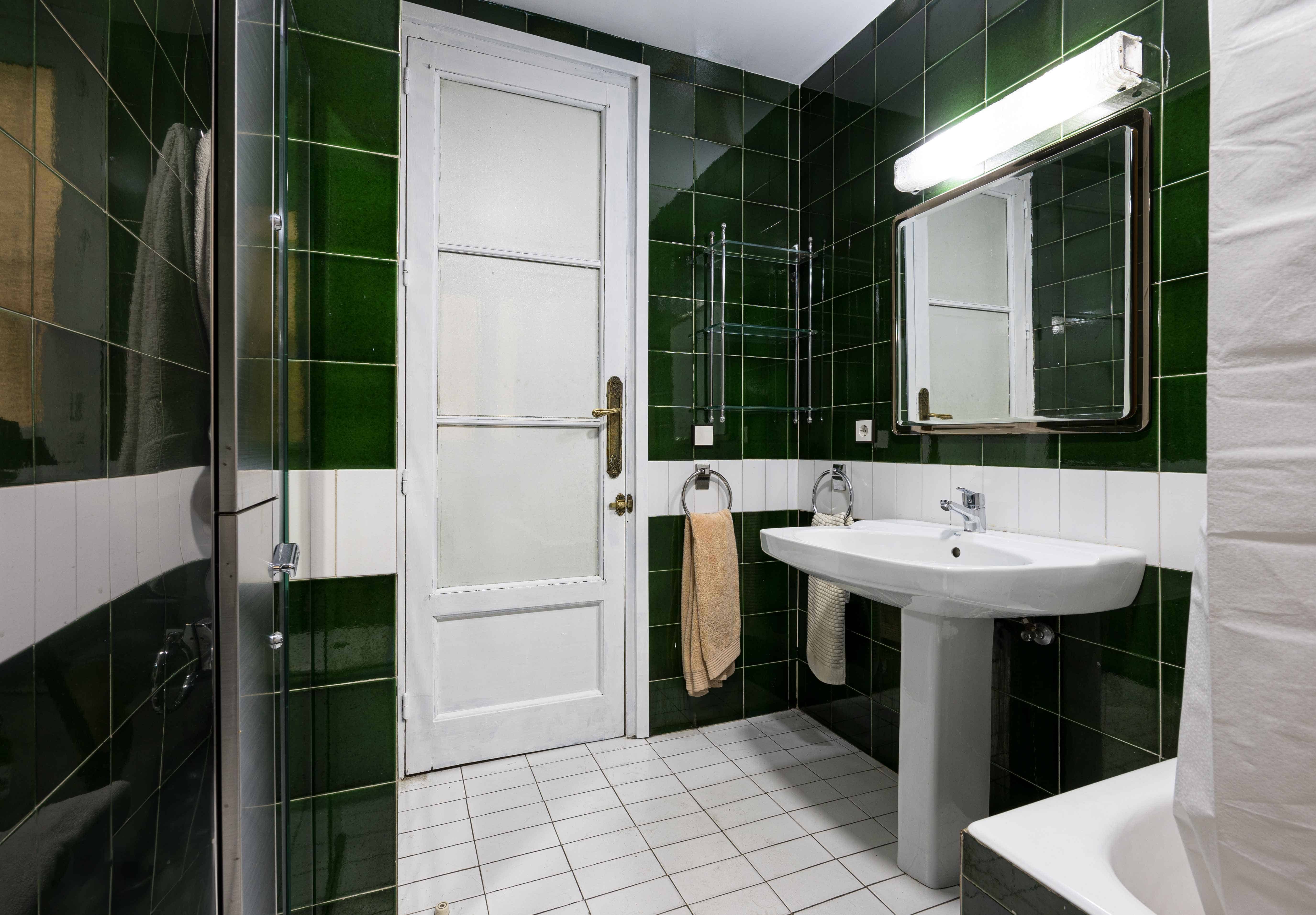 Sagasta, Madrid - Madrid, Spain - Bathroom