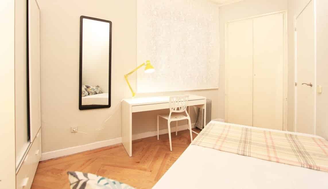 Bathroom?w=400&h=260&fit=crop&q=40&auto=format&trim=auto