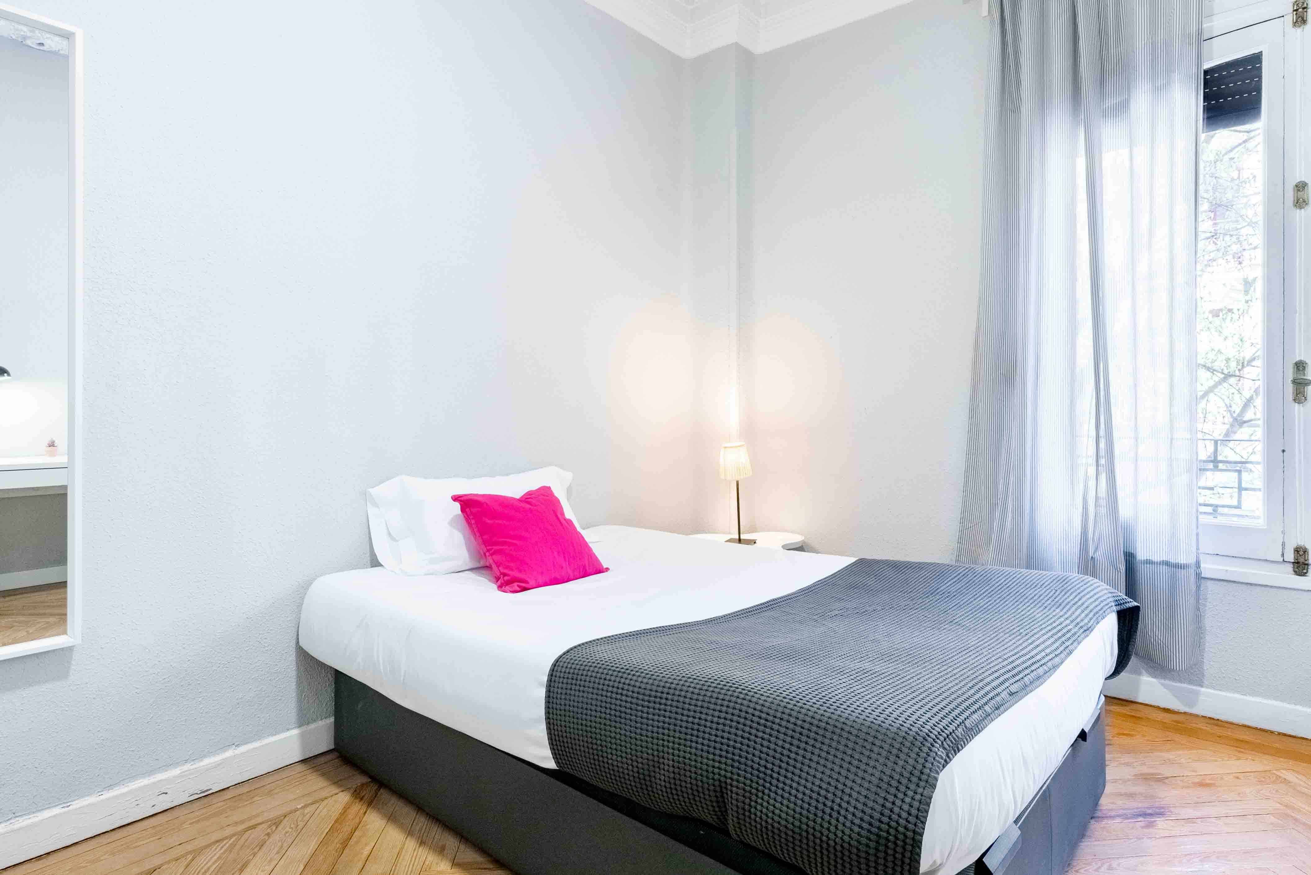 Bathroom?w=400&h=260&fit=crop&q=40&auto=format&trim=auto