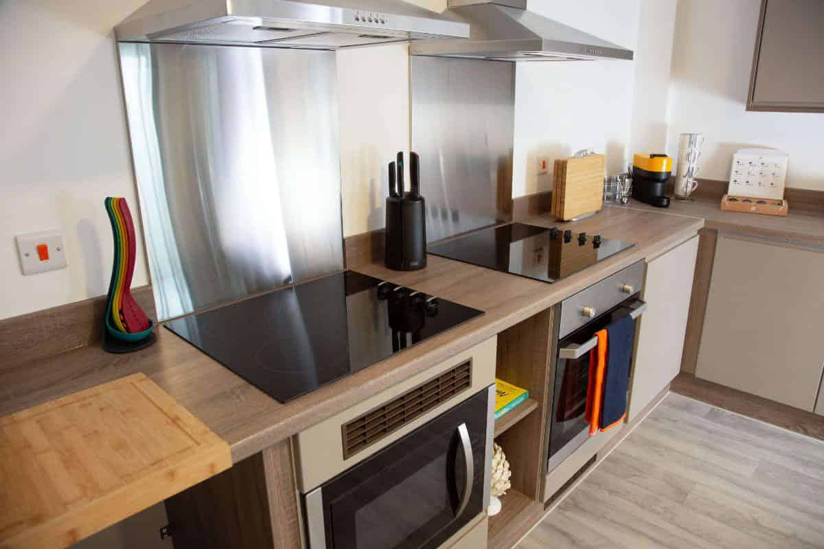 Exterior?w=400&h=260&fit=crop&q=40&auto=format&trim=auto