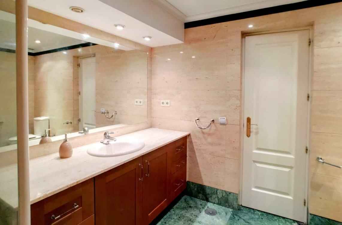 San Bernardo, Madrid - Madrid, Spain - Bathroom