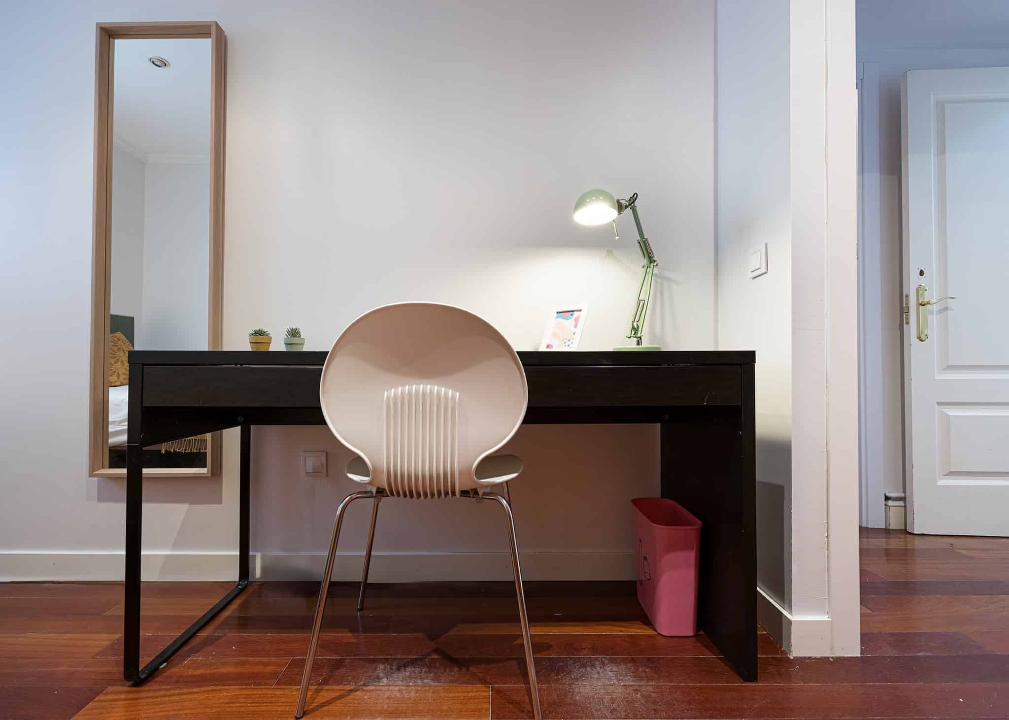 Bathroom?w=400&h=260&fit=crop&q=40&auto=format&trim=auto