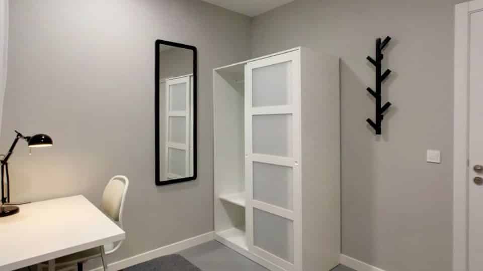 Bathroom?w=400&h=260&fit=crop&q=40&auto=format&trim=auto