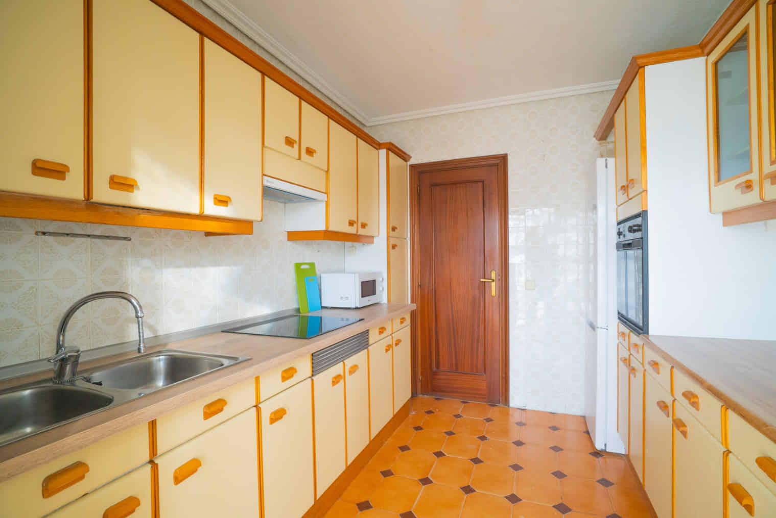 Monforte De Lemos Avenue, Madrid - Madrid, Spain - Kitchen