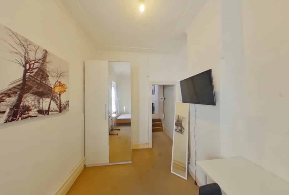 Common Area?w=400&h=260&fit=crop&q=40&auto=format&trim=auto