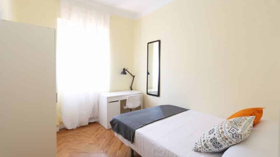 Bathroom?w=400&h=260&fit=crop&q=40&auto=format&trim=auto