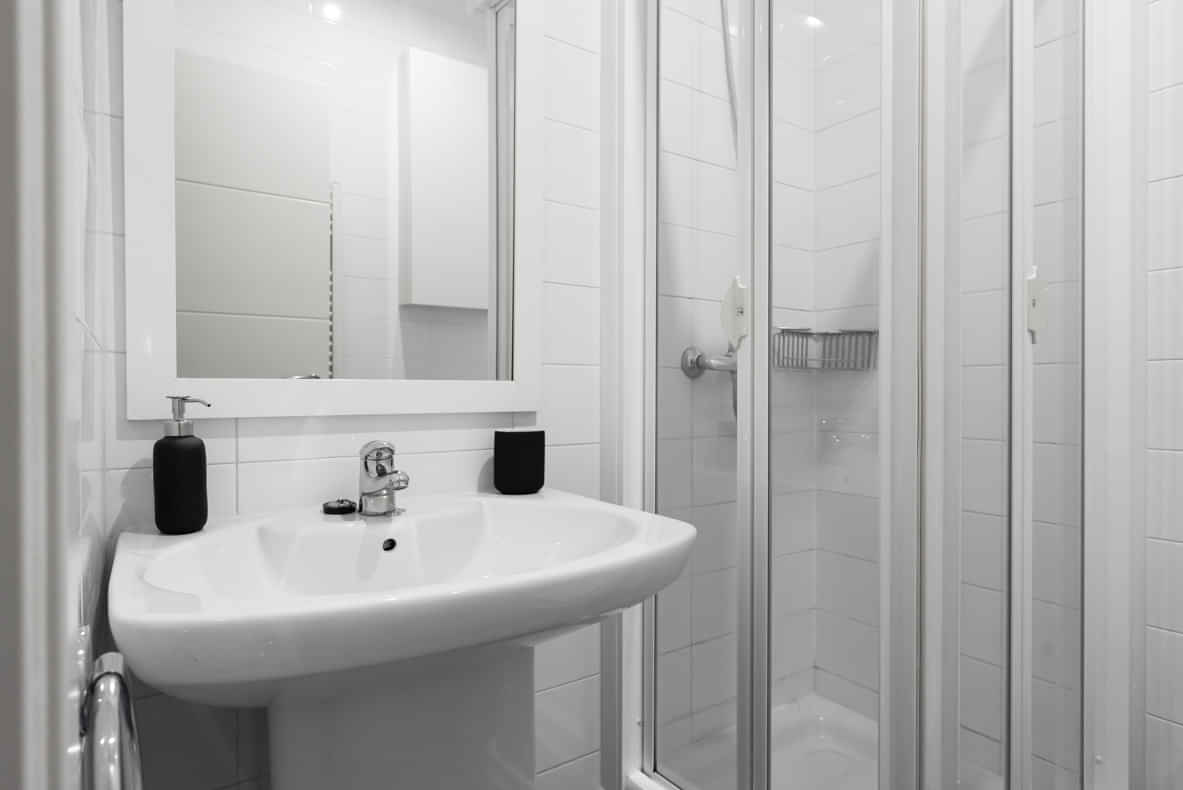 Fernandez De Los Rios, Madrid - Madrid, Spain - Bathroom