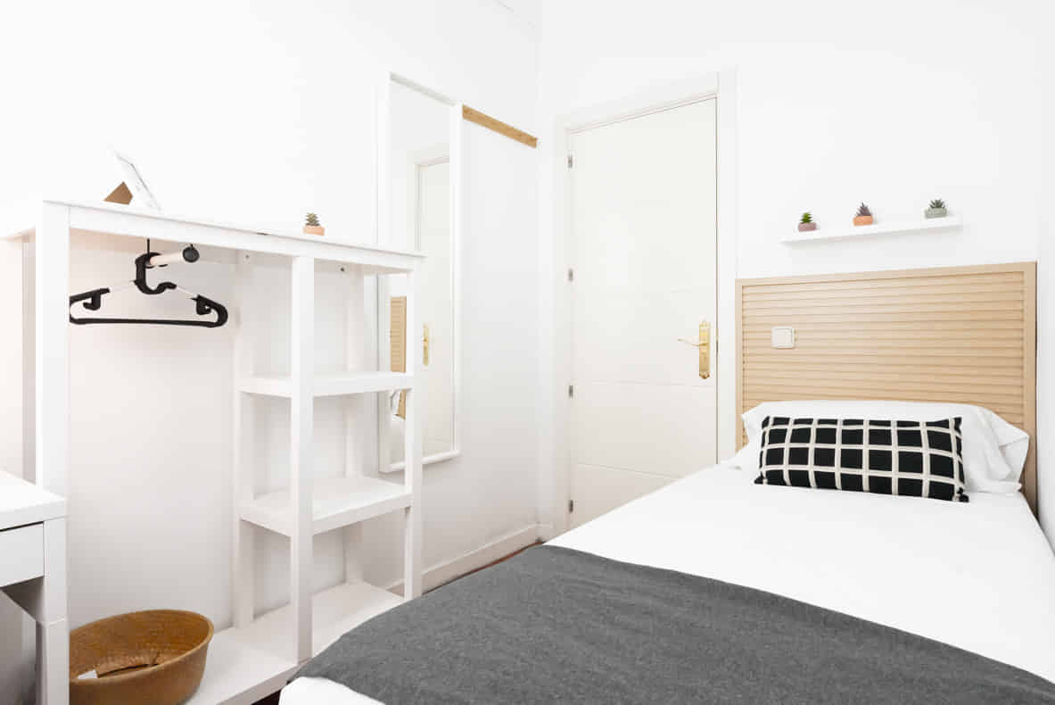 Bathroom?w=400&h=260&fit=crop&q=40&auto=format&trim=auto