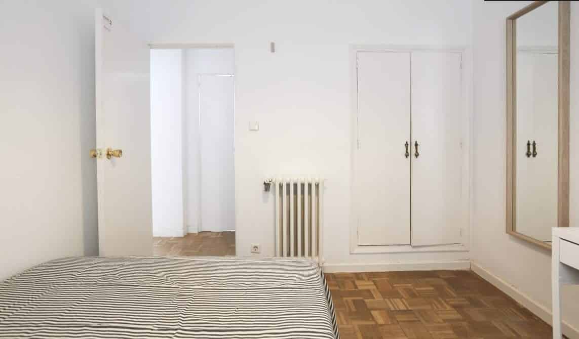 Bathroom?w=400&h=260&fit=crop&q=40&auto=format&trim=auto