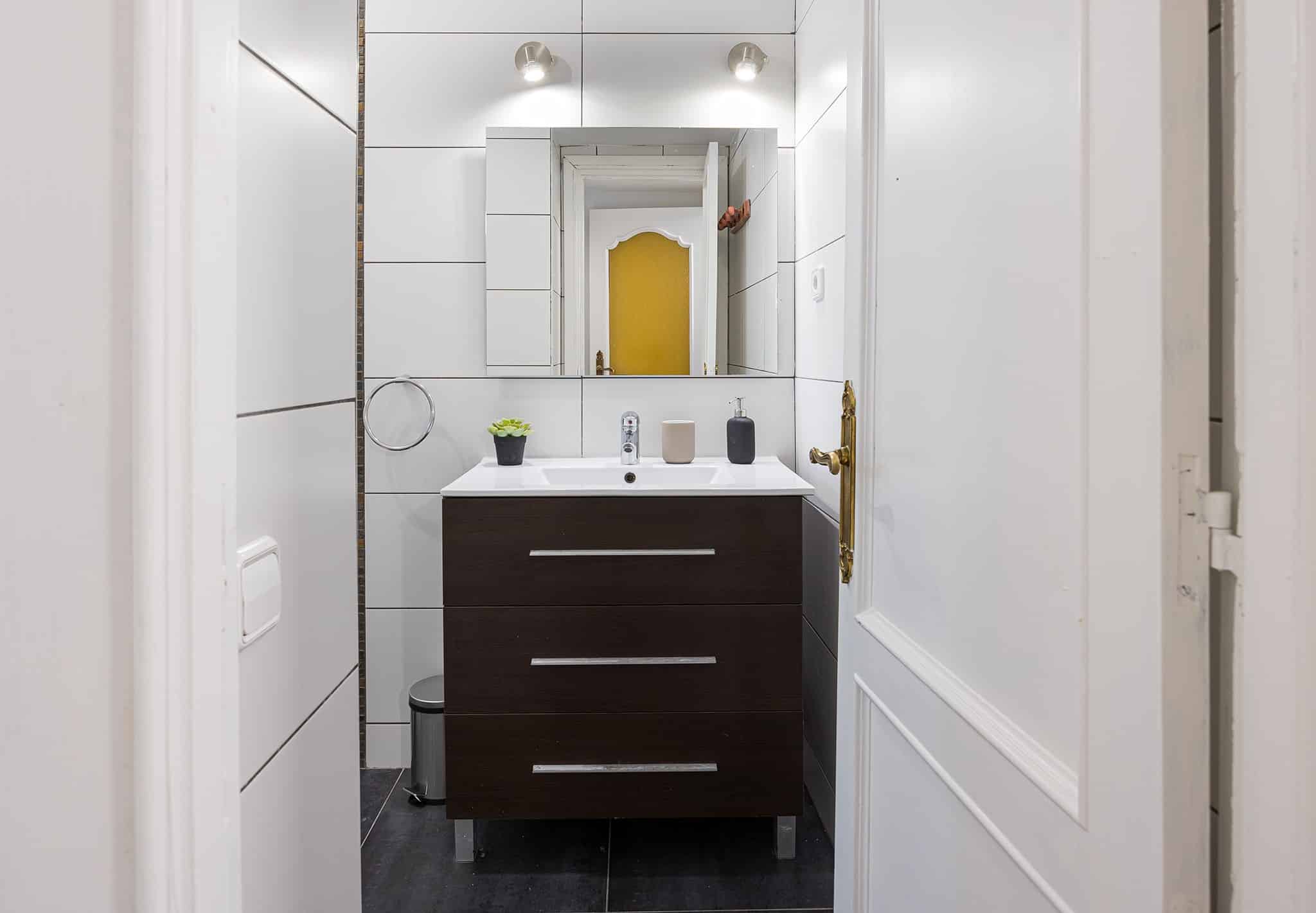 Cavanilles, Madrid - Madrid, Spain - Bathroom