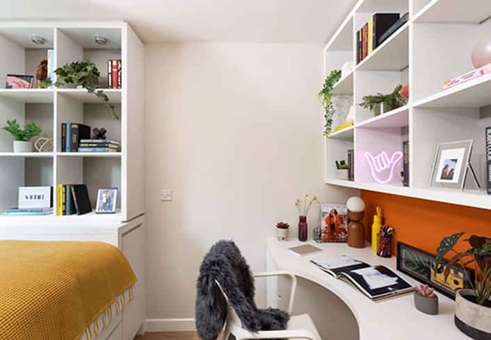 Exterior?w=400&h=260&fit=crop&q=40&auto=format&trim=auto