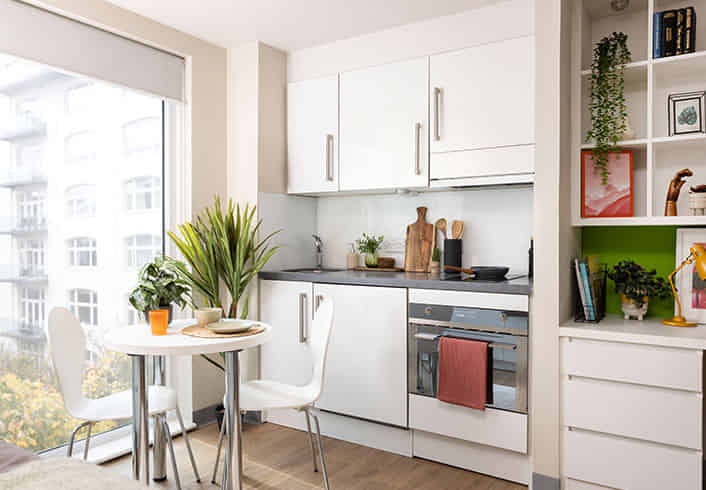 Exterior?w=400&h=260&fit=crop&q=40&auto=format&trim=auto