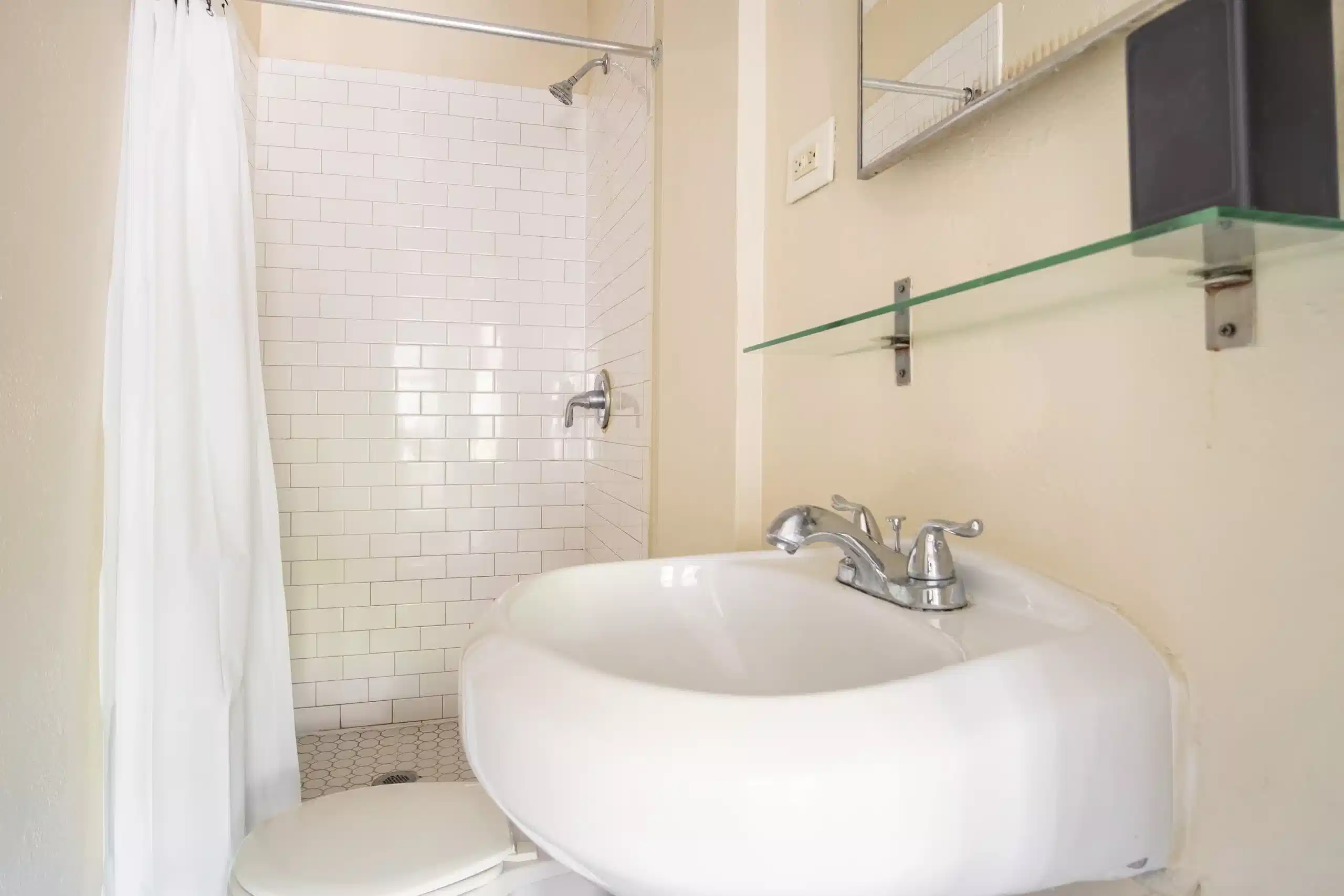 Exterior?w=400&h=260&fit=crop&q=40&auto=format&trim=auto