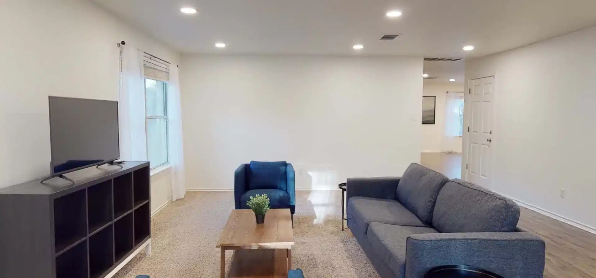 Common Area?w=400&h=260&fit=crop&q=40&auto=format&trim=auto