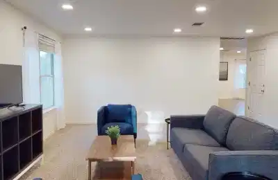 Common Area?w=400&h=260&fit=crop&q=40&auto=format&trim=auto