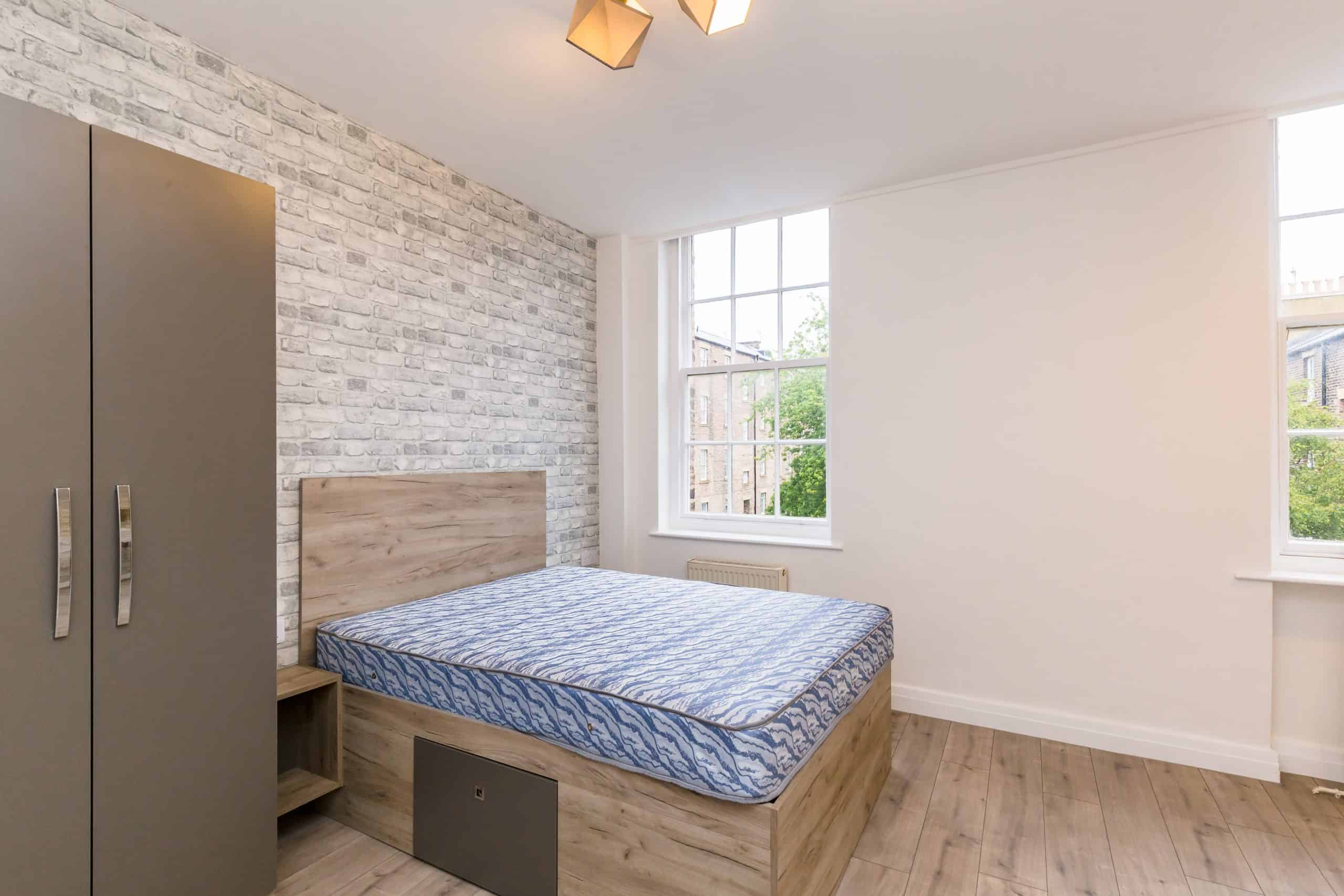 Exterior?w=400&h=260&fit=crop&q=40&auto=format&trim=auto