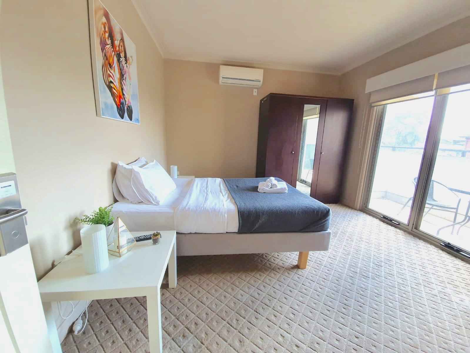 Common Area?w=400&h=260&fit=crop&q=40&auto=format&trim=auto