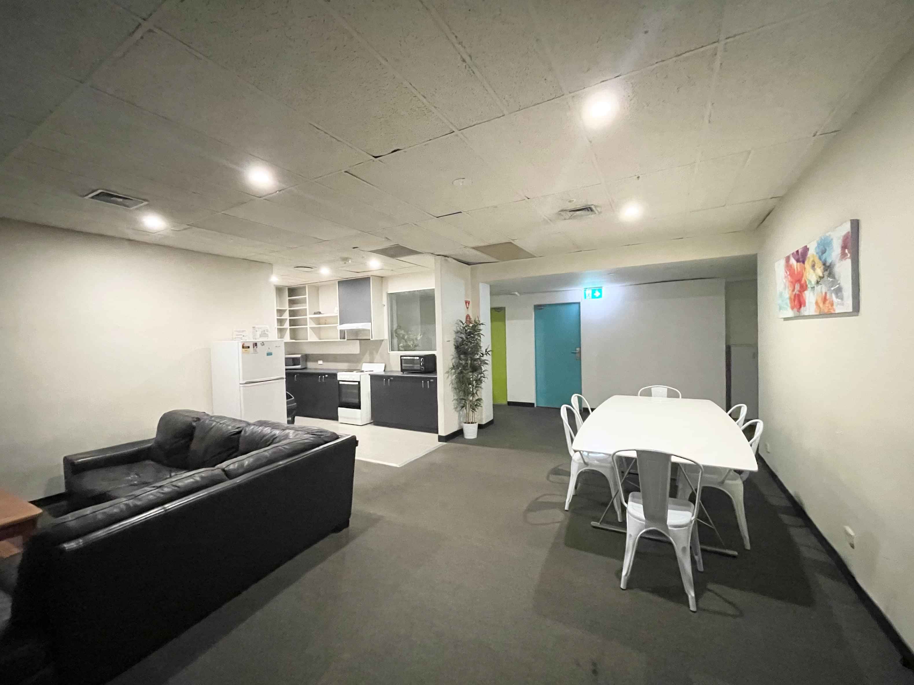 Common Area?w=400&h=260&fit=crop&q=40&auto=format&trim=auto