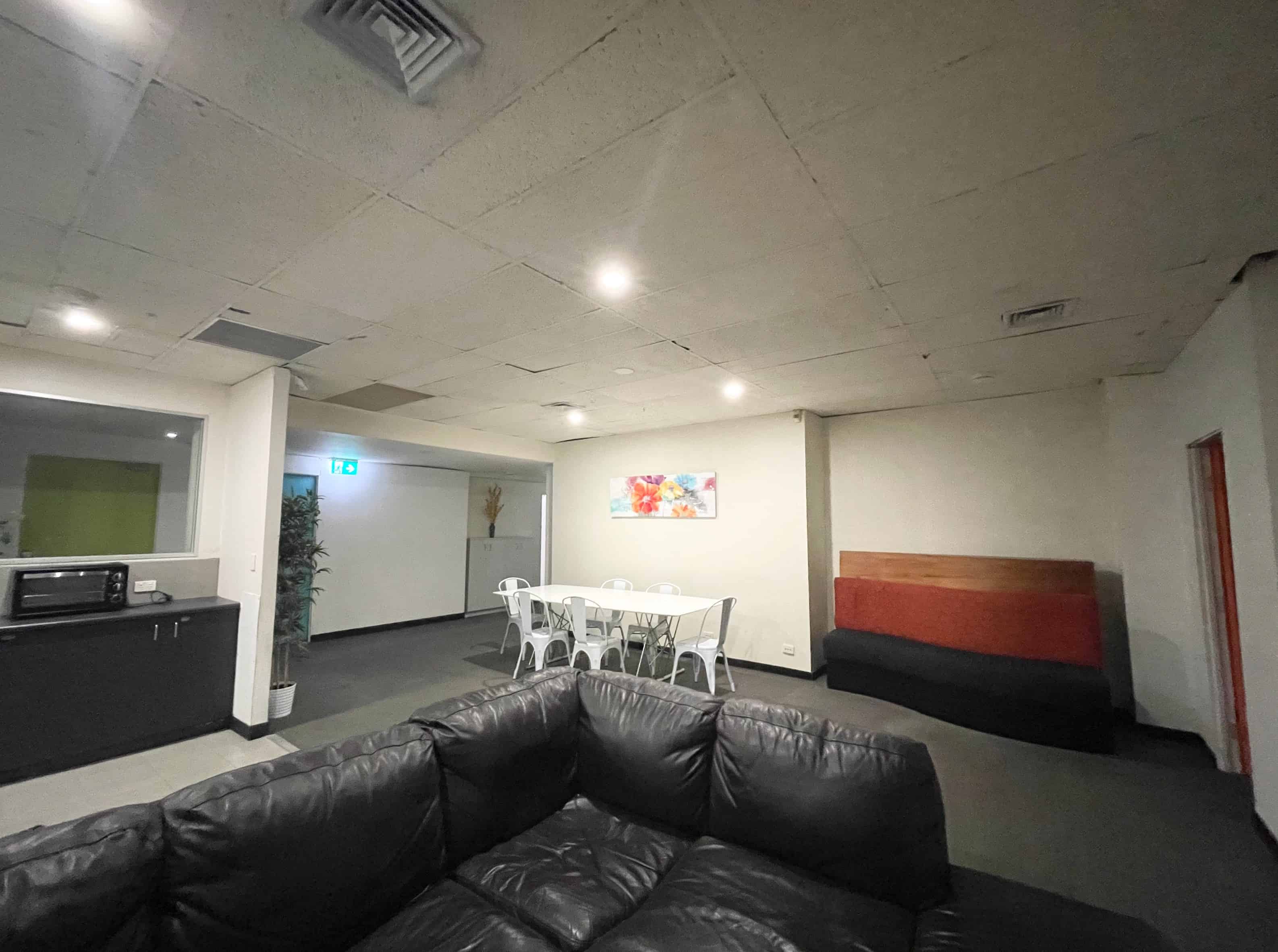 Common Area?w=400&h=260&fit=crop&q=40&auto=format&trim=auto