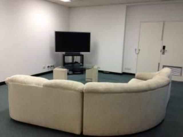 Common Area?w=400&h=260&fit=crop&q=40&auto=format&trim=auto