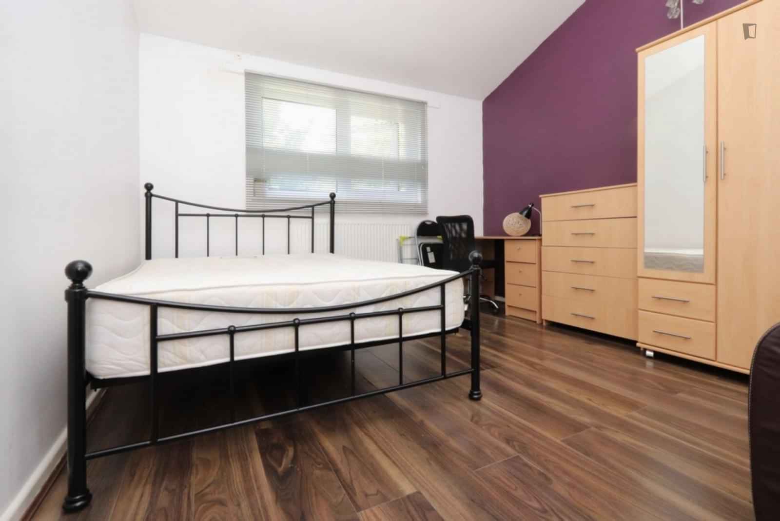 Exterior?w=400&h=260&fit=crop&q=40&auto=format&trim=auto