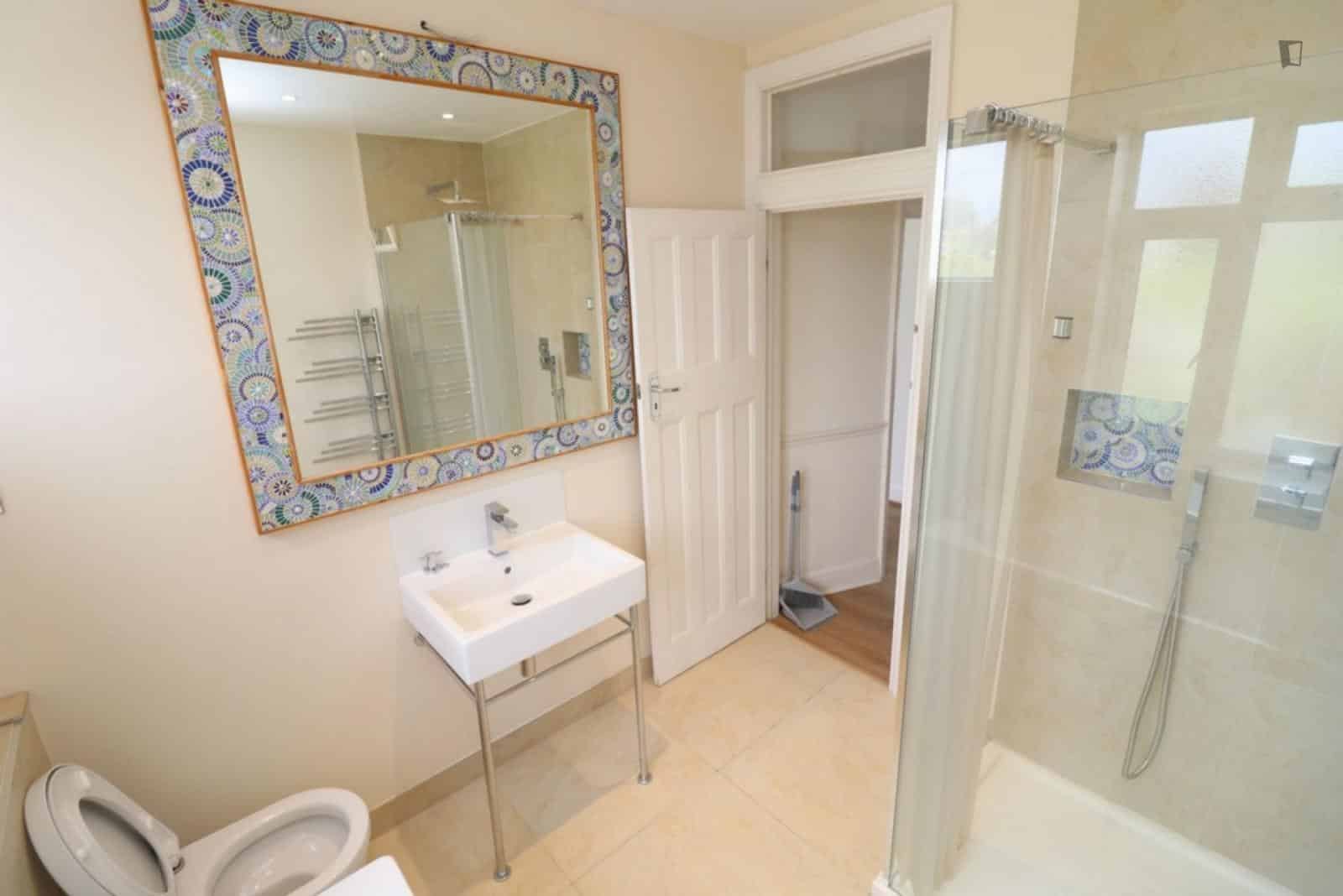 Room in a 5 Bedroom Apartment, The Ride, Brentford, TW8 9LA - London, England, United Kingdom - Bedroom 4 - Bathroom