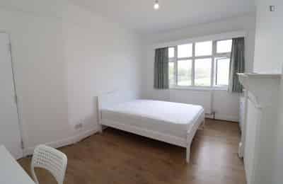 Bedroom 1 - Bathroom?w=400&h=260&fit=crop&q=40&auto=format&trim=auto