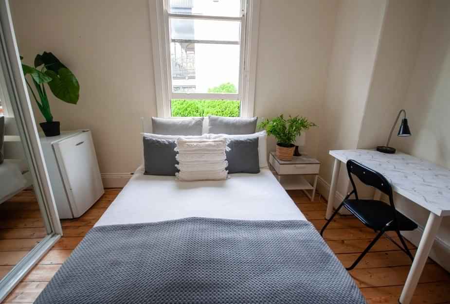 Exterior?w=400&h=260&fit=crop&q=40&auto=format&trim=auto