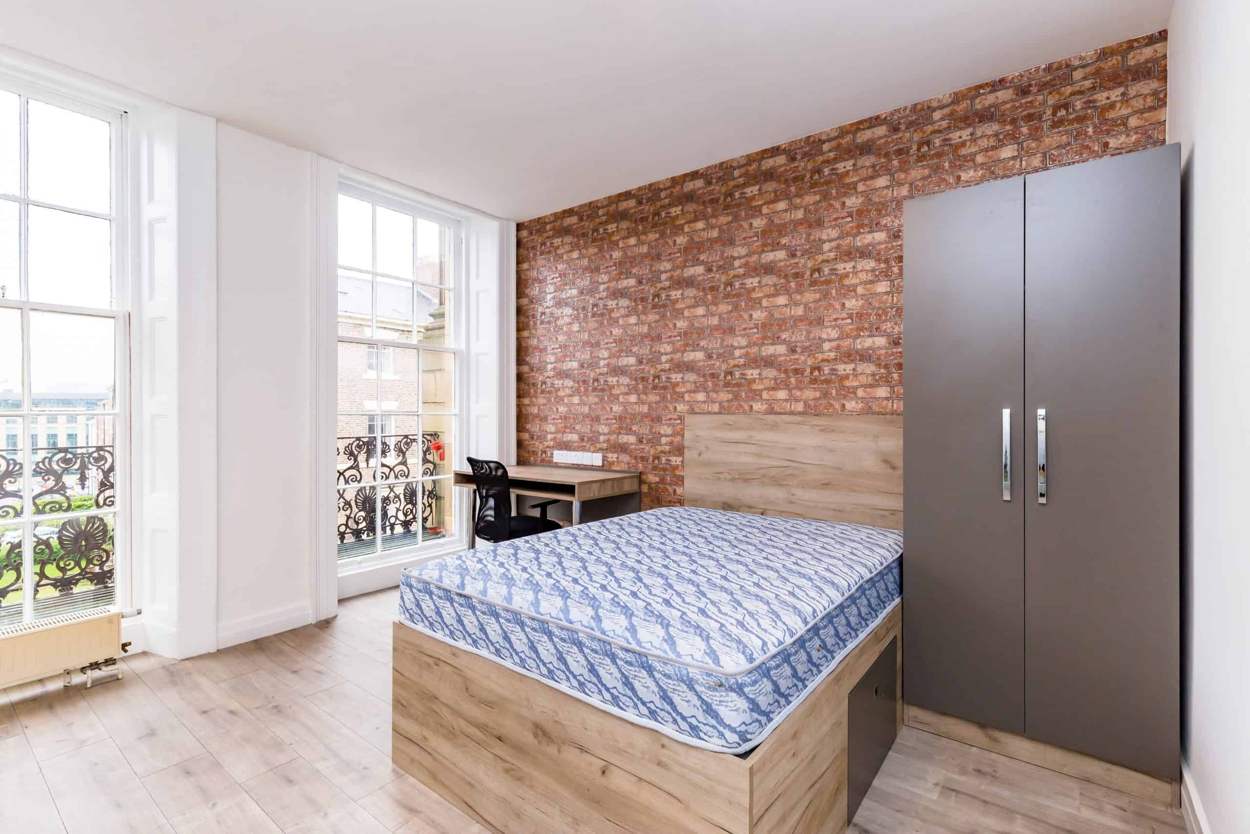 Exterior?w=400&h=260&fit=crop&q=40&auto=format&trim=auto