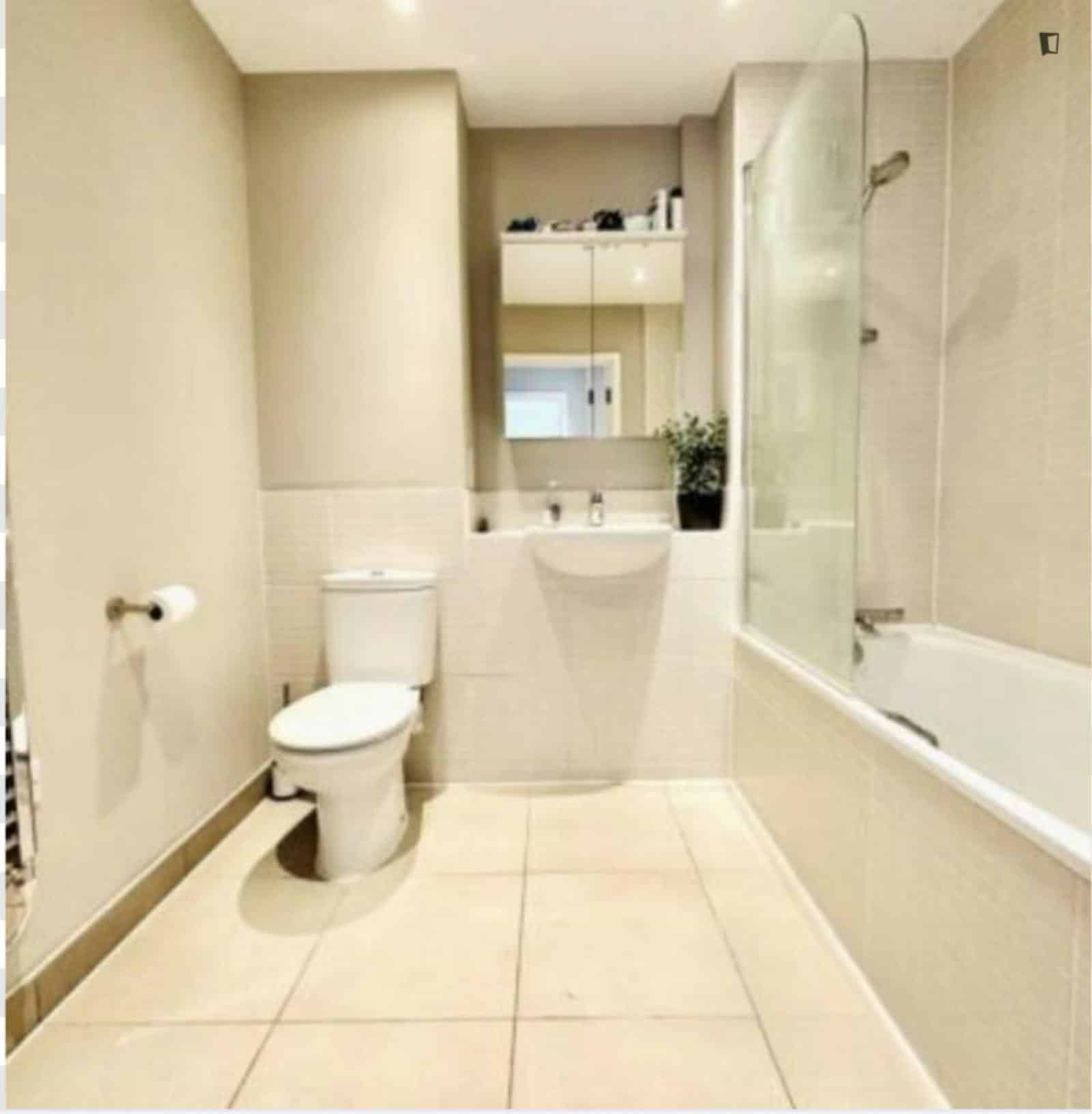 Room in a 3 Bedroom Apartment, Scarbrook Rd, Croydon, CR0 1LY - London, England, United Kingdom - Bedroom 3 - Bathroom