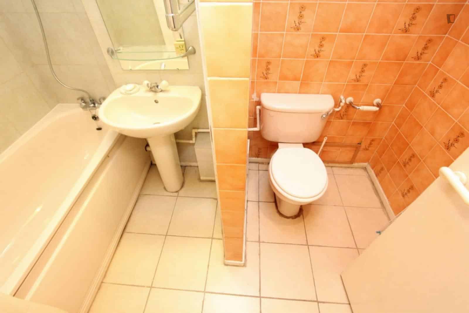 Room in a 3 Bedroom Apartment, Swiss Ter, London, NW6 4RR - London, England, United Kingdom - Bedroom 2 - Bathroom