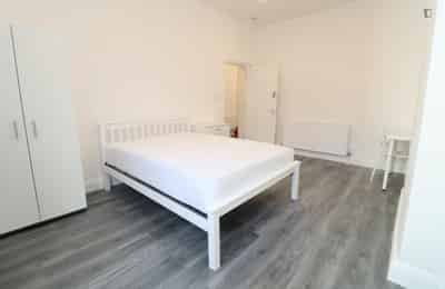 Bedroom 2 - Bathroom?w=400&h=260&fit=crop&q=40&auto=format&trim=auto