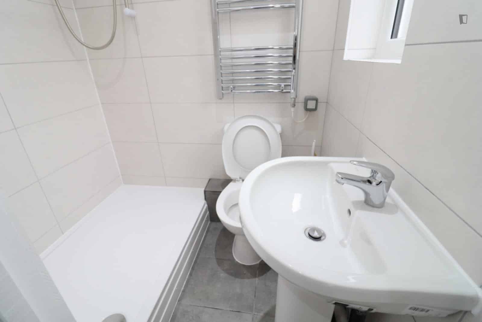 Room in a 6 Bedroom Apartment, Deronda Rd, London, SE24 9BQ - London, England, United Kingdom - Bedroom 6 - Bathroom