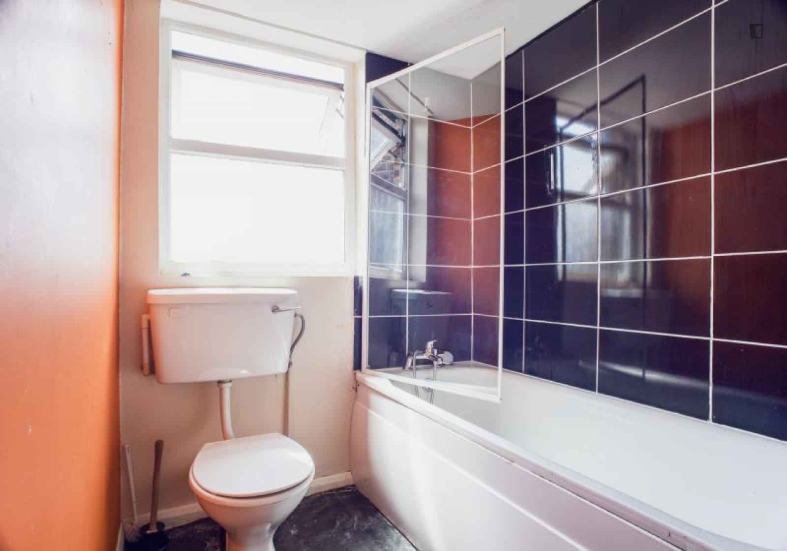 Room in a 9 Bedroom Apartment, Kilburn High Rd, London, NW6 7JN - London, England, United Kingdom - Bedroom 6 - Bathroom