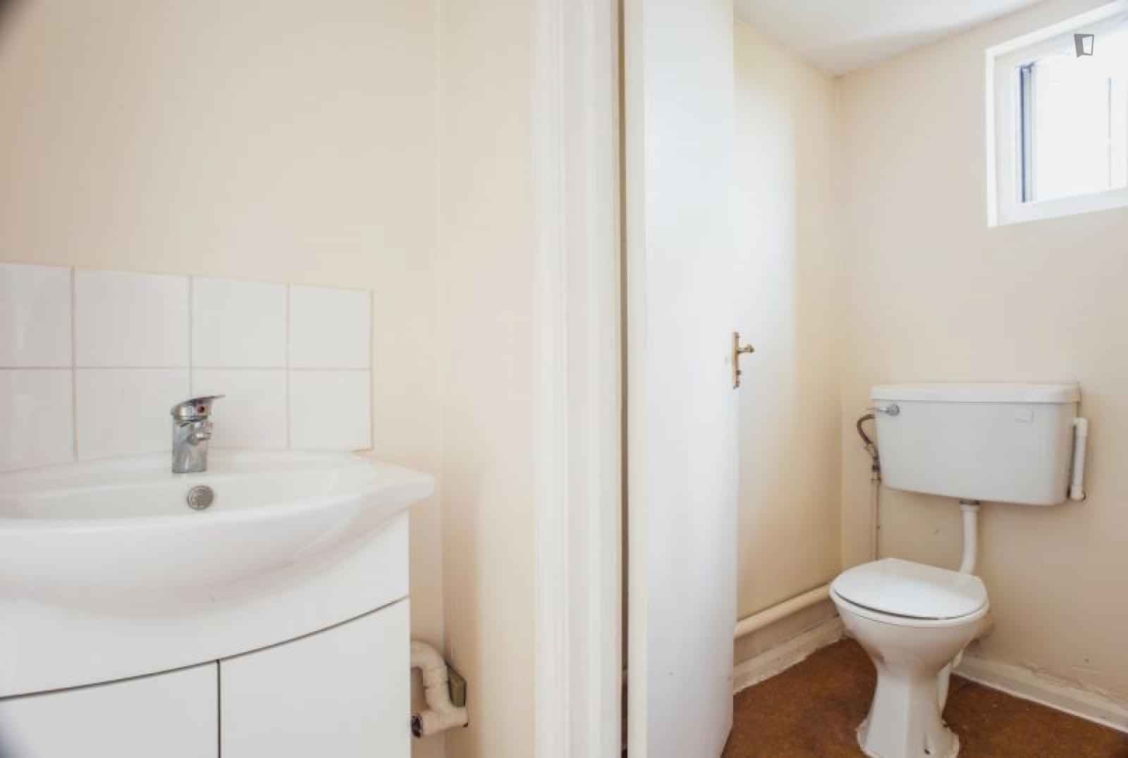 Room in a 9 Bedroom Apartment, Kilburn High Rd, London, NW6 7JN - London, England, United Kingdom - Bedroom 6 - Bathroom