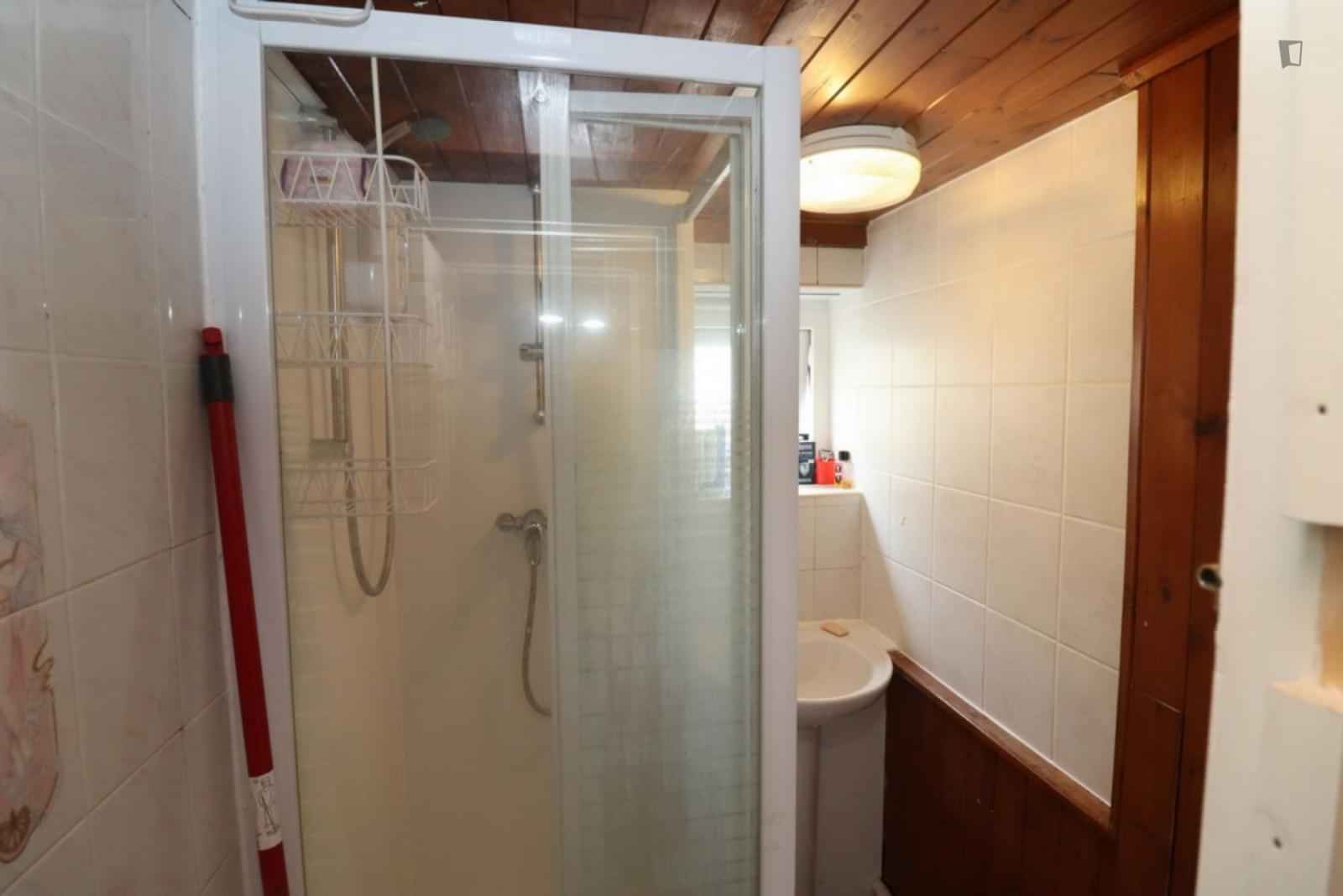 Room in a 5 Bedroom Apartment, Hereford St, London, E2 6EX - London, England, United Kingdom - Bedroom 4 - Bathroom